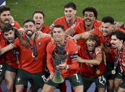 开云下载-包含欧预赛风波不断，葡萄牙队夺得冠军的词条