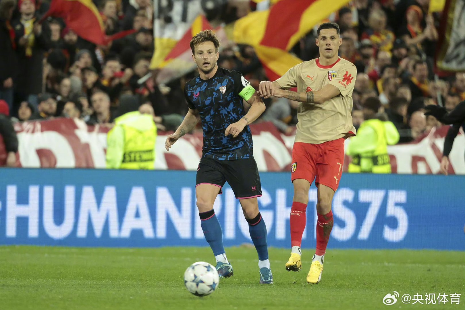 克罗地亚队客场大胜土耳其队，升至首位