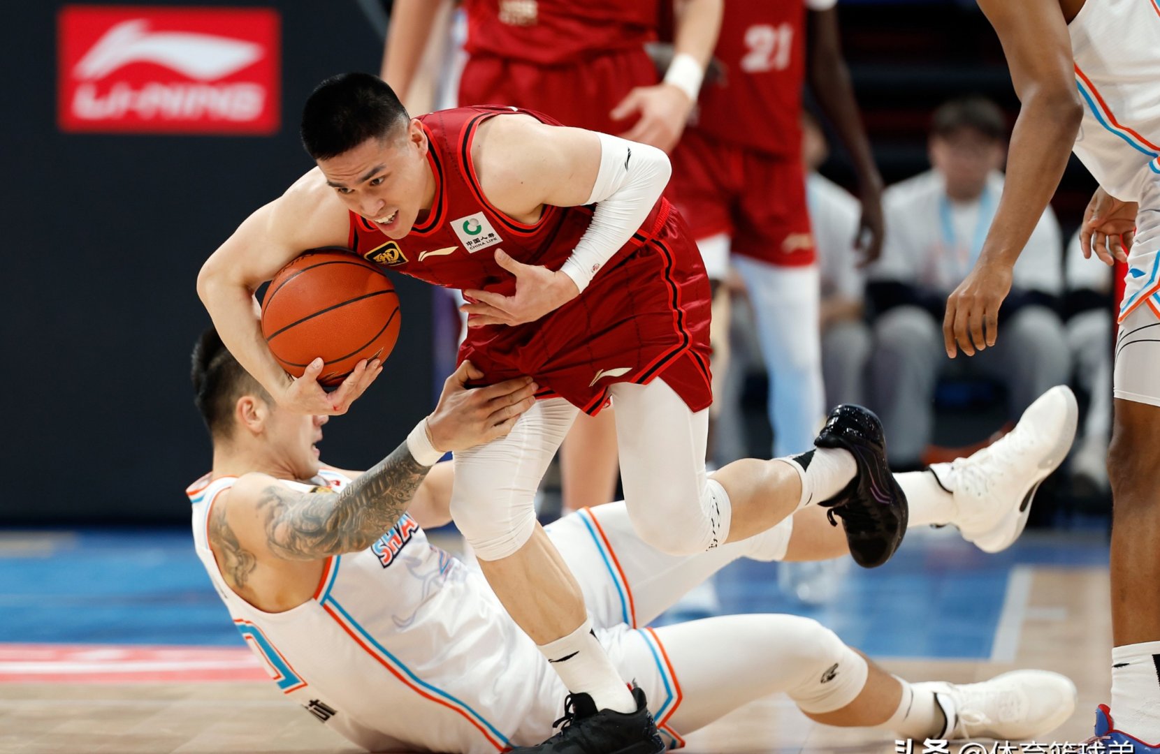 吉林男篮客场逆袭胜利,全队团结一心前行追光的简单介绍 吉林男篮客场逆袭胜利,全队团结一心前行追光的简单介绍