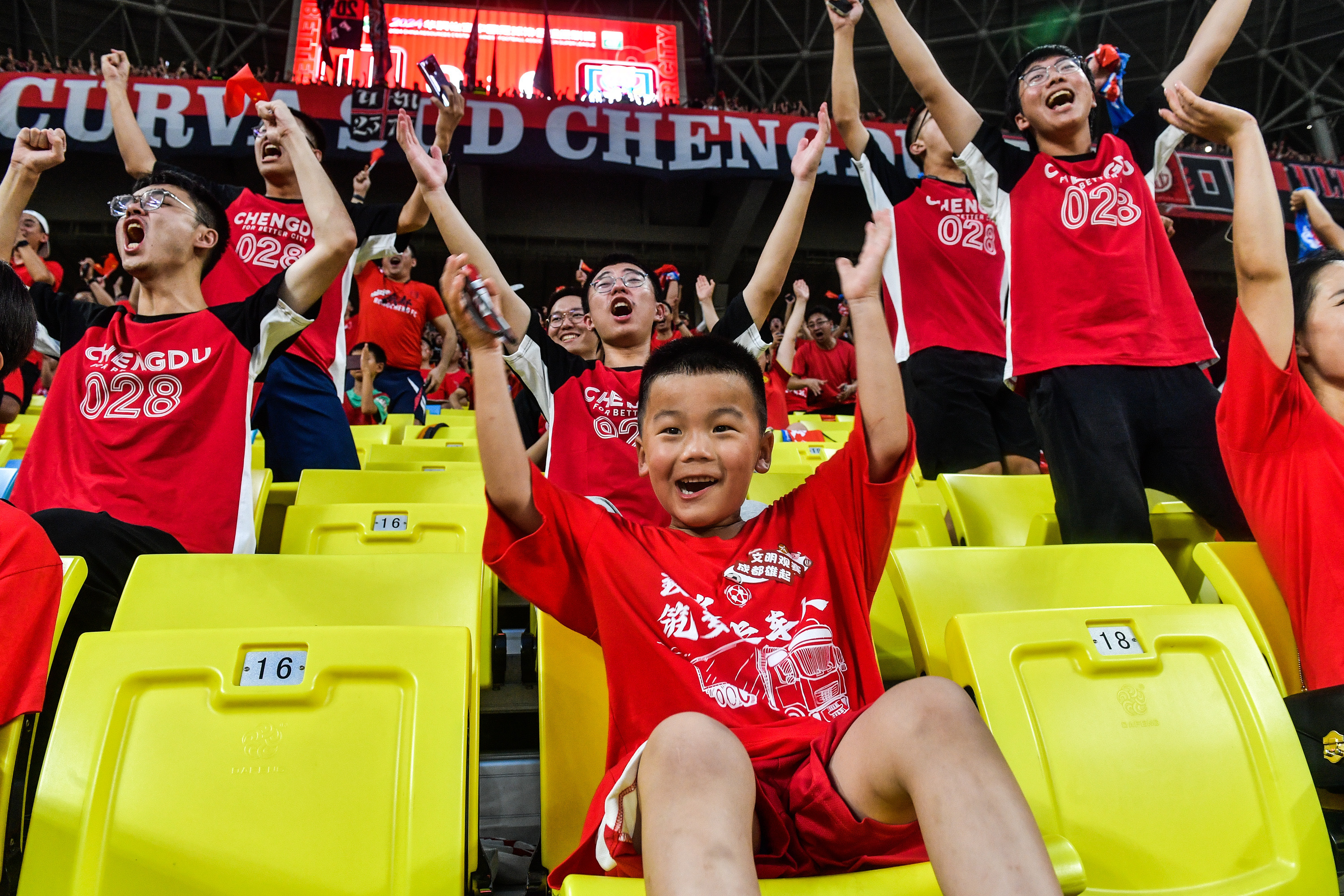 球迷疯狂为自己的队伍加油,篮球联赛火爆的简单介绍 球迷疯狂为自己的队伍加油,篮球联赛火爆的简单介绍