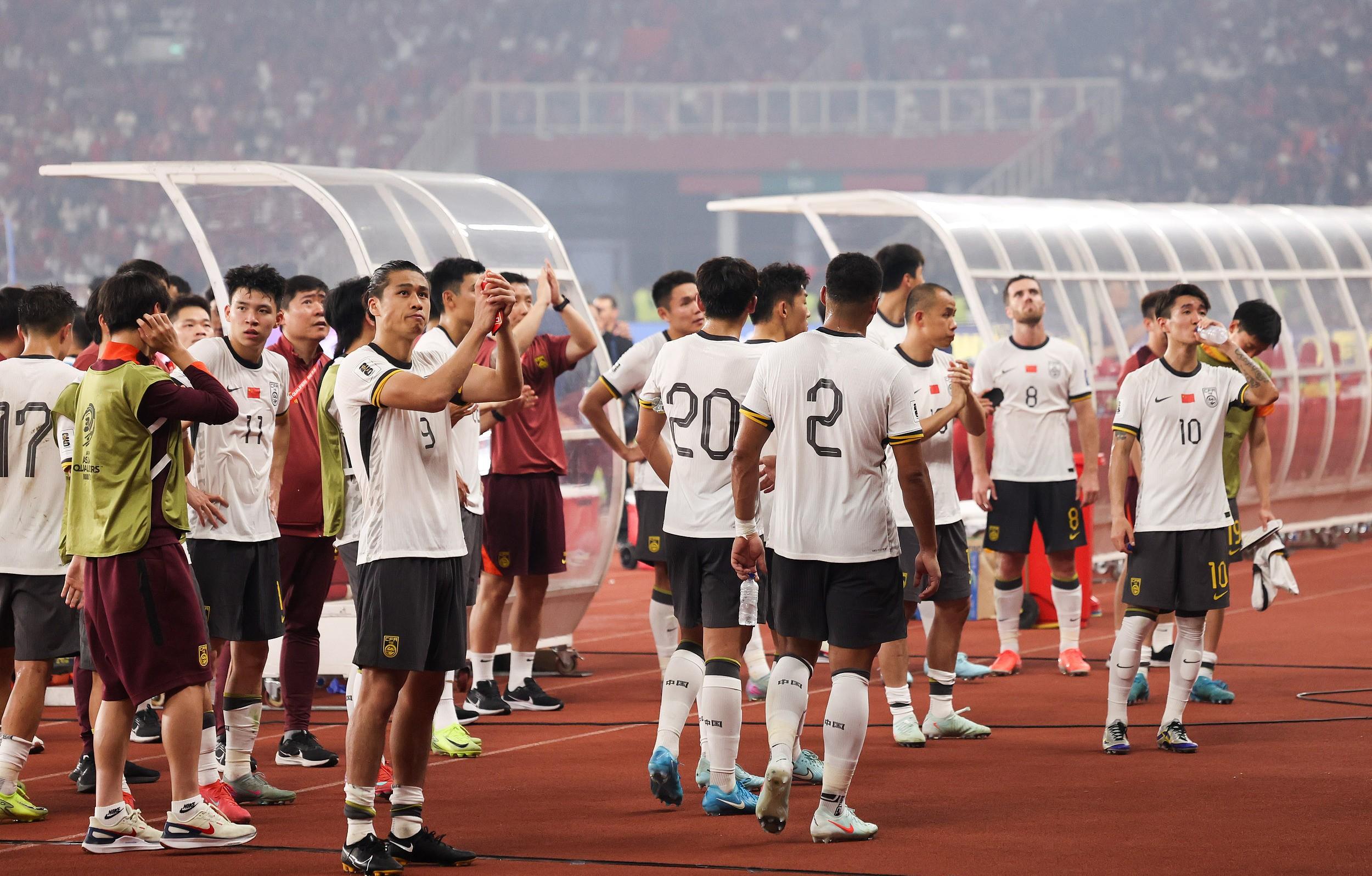 紧张激烈的场面,球员们全力以赴 紧张激烈的场面,球员们全力以赴