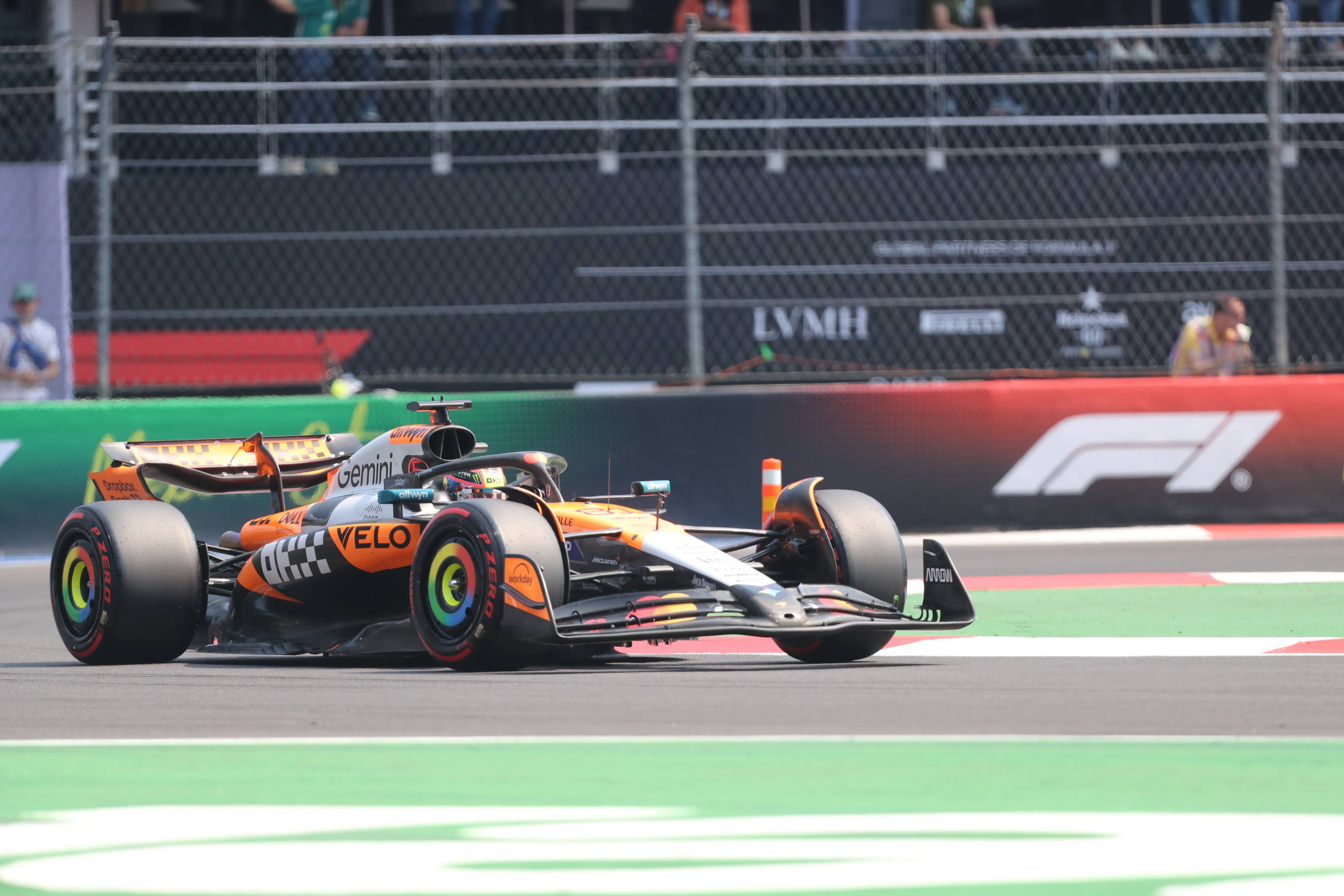 包含雷诺车队鏖战红牛二队，皮亚斯特里统治全场的词条